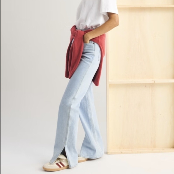 Abercrombie & Fitch Denim - Abercrombie & Fitch 90s Straight High Rise Split-Vent Hem Size 28S / 6S